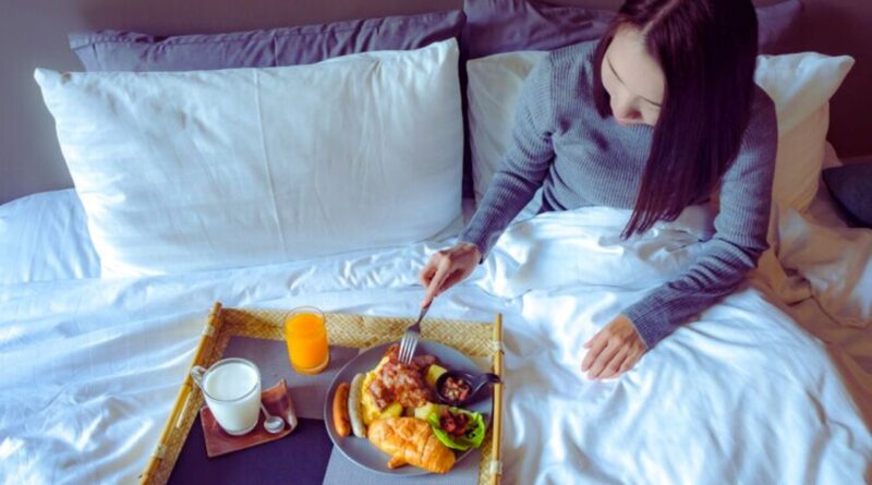 ¿Es saludable comer una gran cena antes de acostarse