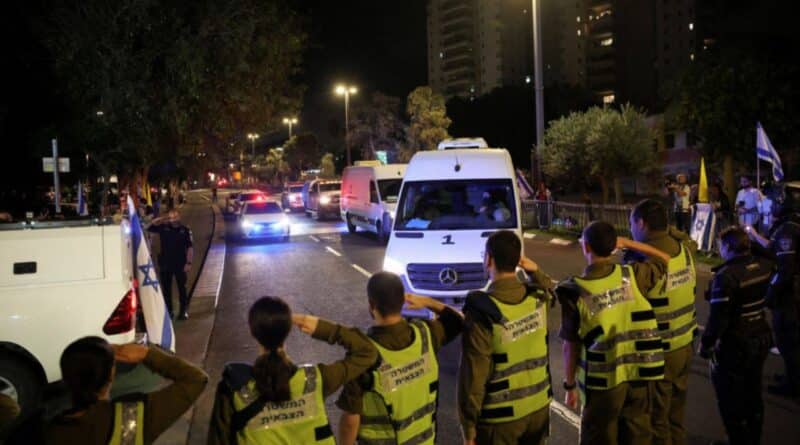 Israel recibe restos de rehenes