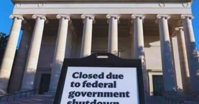 juez bloquea despidos trump cierre gobierno