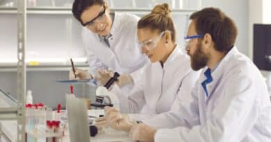 grupos franceses biotecnología universidades españolas